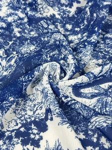 Gros plan sur le tissu Toile de Jouy bleu et blanc avec une texture soyeuse élégante