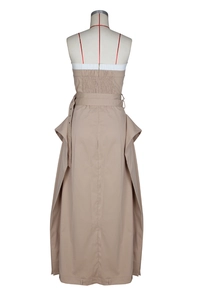 Dettaglio della schiena dell'abito smanicato kaki con arricciatura e cintura in vita