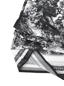 Détail de l'imprimé Toile de Jouy noir et blanc sur la texture du tissu tissé
