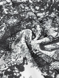 Détail de l'imprimé paysage Toile de Jouy noir et blanc sur un tissu fluide et doux