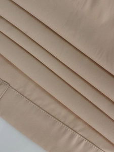 Dettaglio dell'abito trench senza maniche kaki con design a pieghe e trama in twill
