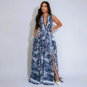 Détail de robe maxi à imprimé paysage bleu et blanc avec col en V et fente latérale