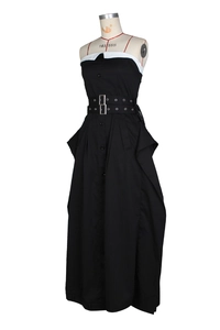 Dettaglio di un abito trench smanicato nero con revers bianchi, doppie cinture e pieghe