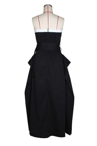 Dettaglio retro dell'abito nero senza maniche con bordo bianco, spalline e cintura in vita