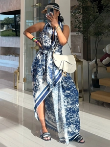 Détail de la robe d'été élégante avec imprimé toile de Jouy bleue et ceinture assortie