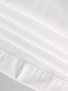 Macro della trama del tessuto twill bianco e delle cuciture fini sul vestito