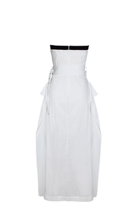 Dettaglio dell'elegante abito bianco senza spalline con vita alta e vestibilità slim