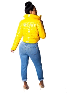 Vue arrière de la doudoune en cuir PU jaune brillant avec détails surpiqués