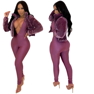 Veste Courte Sexy en Fausse Fourrure Et Combinaison Moulante Col en V Profond Violet Velours Tenue Automne Hiver
