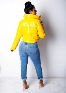 Vue arrière de la doudoune jaune vif en cuir PU brillant avec col montant et fini laqué