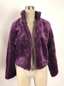 Détail de veste en fausse fourrure violette avec col montant et zip métallique