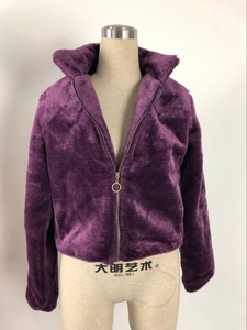 Détail de veste en fausse fourrure violette à col montant avec zip et tirette anneau