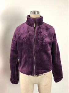 Détail de la texture en fausse fourrure et du zip métallique de cette veste courte violette