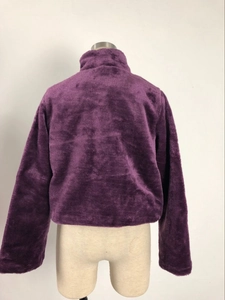 Vue arrière d'une veste en fausse fourrure violette avec col montant et texture