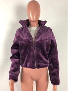 Vue détaillée d'une veste en fausse fourrure violette avec texture et zip à anneau