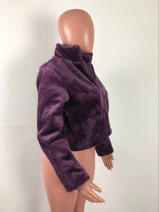 Vue détaillée d'une veste en fausse fourrure violette avec col montant et fermeture éclair