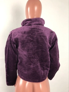 Vue arrière d'une veste en fausse fourrure violet foncé avec col montant et peluche