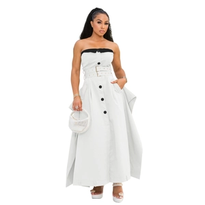Dettaglio abito trench bianco senza maniche con bordo nero, bottoni e cintura coordinata