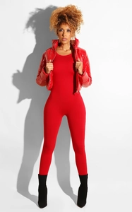 Doudoune en similicuir rouge brillant avec finition laquée et bottines noires à talons