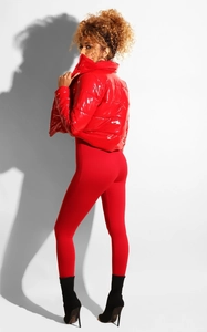 Détail de la doudoune en cuir PU brillant rouge avec finition métallique et fermeture