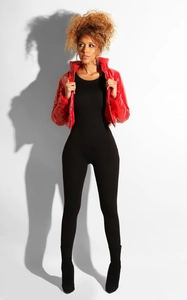 Doudoune en similicuir rouge brillant avec col montant et body noir moulant chic