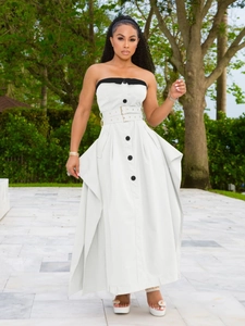 Elegante abito trench bianco senza maniche con bottoni neri e doppia cintura