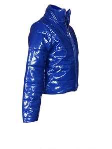 Détail d'une doudoune bleu électrique brillante avec tissu coupe-vent et fermeture éclair