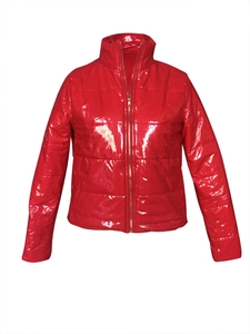 Détail de la doudoune rouge en cuir PU brillant avec fermeture éclair et texture matelassée