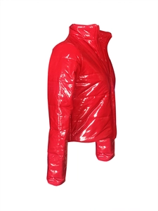 Détail d'une doudoune rouge brillant en similicuir avec col montant et fermeture éclair