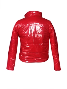 Vue détaillée du dos d'une doudoune rouge brillante avec matelassage et col montant