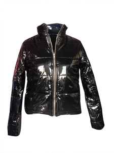 Détail de la doudoune noire en cuir PU brillant avec col montant et fermeture éclair
