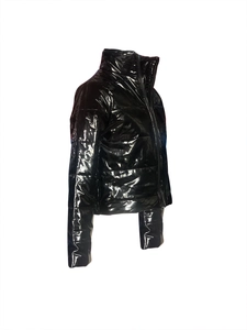 Vue détaillée de la doudoune noire en cuir PU brillant montrant la texture imperméable