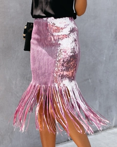 Detail eines Paillettenrocks mit hoher Taille, langen Fransen und rosa-silbernem Glanz
