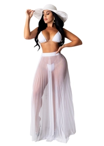 Conjunto de playa blanco de 3 piezas con bikini halter y falda larga de malla plisada