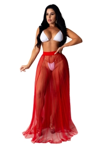 Detalle de falda de playa de malla roja transparente con cintura alta elástica y pliegues