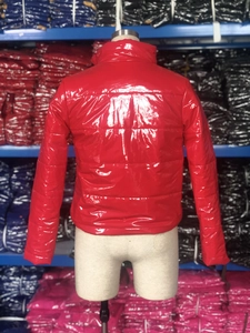 Vue détaillée de la doudoune en cuir PU rouge brillant avec finition miroir et surpiqûres