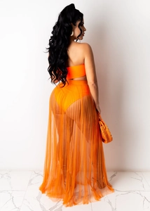 Detalle de falda larga plisada de malla naranja brillante para conjunto de playa