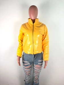Détail d'une doudoune jaune brillant en similicuir PU avec col montant et zip métallique