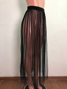 Detalle de la tela de malla negra transparente y la cintura elástica de la falda larga de playa