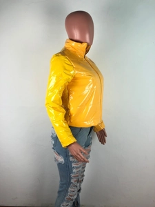 Détail d'une doudoune en cuir PU jaune brillant avec fermeture éclair frontale métallique