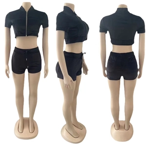 Vue en trois plans de l'ensemble de sport noir en velours avec haut zippé et short à cordon