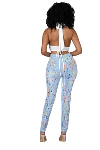 Dettaglio di jeans skinny azzurri con schizzi di vernice colorata e design artistico chic
