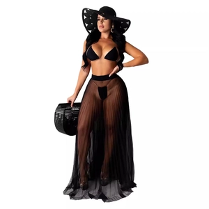 Conjunto de playa de 3 piezas negro con bikini halter, falda de malla y sombrero