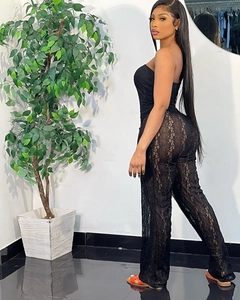 Détail de body en dentelle florale avec des zones transparentes et une coupe moulante