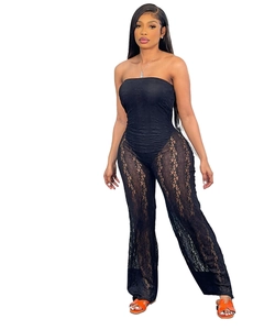 Vue détaillée de la combinaison bustier en dentelle noire avec motifs floraux et jambes larges