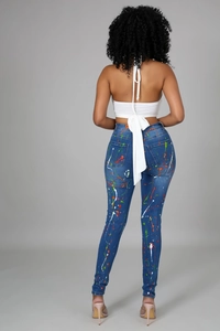 Dettaglio del motivo a spruzzi di vernice colorata sul retro dei jeans skinny in denim blu
