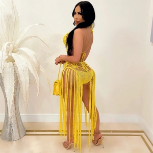 Détail d'un ensemble deux pièces en crochet jaune avec longues franges et maille ajourée