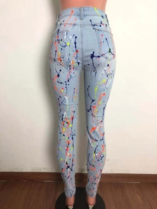 Vista dettagliata di jeans skinny a vita alta con schizzi colorati e design delle tasche