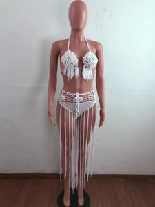 Détail du design au crochet blanc fait main avec de longues franges et glands