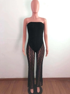 Vue détaillée de la combinaison en dentelle noire avec motifs floraux et jambes évasées